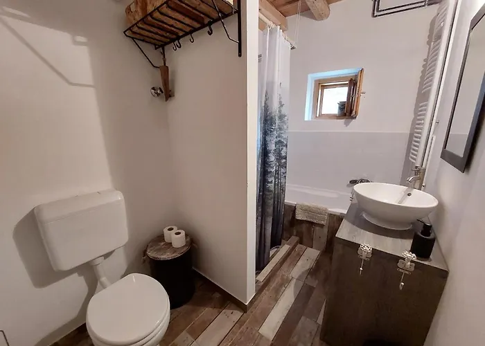 Marika Nyaralo Vászoly