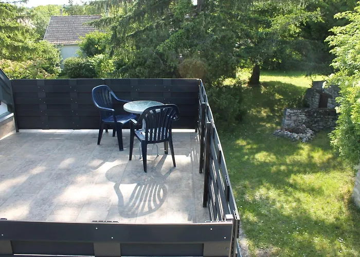 Marika Nyaralo 別荘